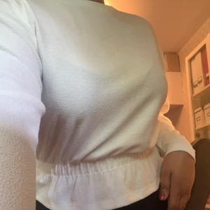 Vit tröja - Säljer denna vita topp som går in vid midjan, kort i längd💙 aldrig använd och har prislappen kvar 