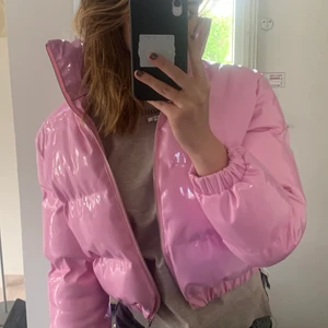 Jacka - Nu säljer jag min jättecoola rosa pufferjacka! Den är verkligen så fin!!👛🌸🏩🎀🛍💕 skulle säga att den passar xs-M. köpare står för frakt💕