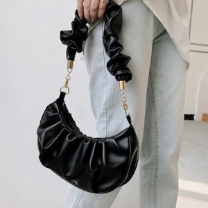 Veckad axelväska - Svatt veckad axelväska i läder liknande matrial! Finns möjlighet att ta bort bandet för att sätta ditt sitt eget!💕 