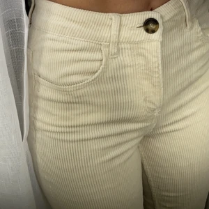 Manchesterbyxor  - Krämvita manchesterbyxor från Hm. Storlek 34 - min längd är 165cm. 100 exklusive frakt.