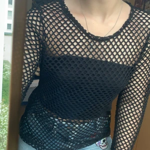 Nättröja  - strl m skulle jag tro, sitter lite löst på mig som är s, men passar nog de flesta beroende på hur man vill att den ska sitta💕(toppen under hör inte till)