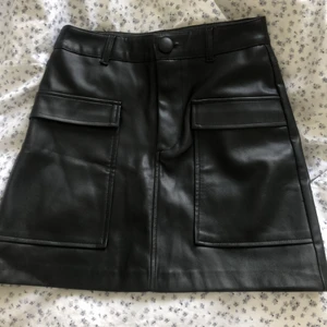 Svart skinnkjol  - Svart kjol i fake skinn från zara! Köpt förra sommaren men helt oanvänd pågrund av lite för stor för mig.