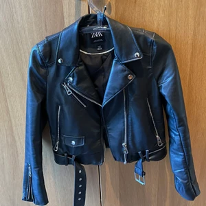 Skinnjacka  - Säljer min älskade skinnjacka för att jag köpt en ny. Från Zara i strl S, köpt förra året. Inga defekter mer än att ögglan som man kan hänga upp jackan med har gått sönder. 