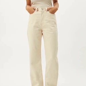 Weekday rowe extra high jeans - Säljer mina snygga rowe jeans från weekday i färgen ”light ecru” som är helt slutsålda i storlek 27/30. Säljer pga att de är lite för små för mig. Kan mötas i göteborg, annars står köparen för frakten. Om många är intresserade så blir det budgivning! 💖