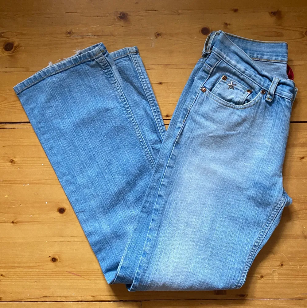 Snygga lågmidjade bootcut jeans i storlek 28/32 från HM. Snygga detaljer och små slitage. Fler bilder kan fixas om så önskas💞. . Jeans & Byxor.