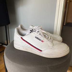 Adidas sneakers that needs a bit of wash and good to go! Size 37,5