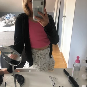 Fett fin zip up ❤️ - En jättefin tröja från Gina i storlek xxs ❤️ perfa nu när det börjar bli sommar💖 den har varit en favorit av mig men det känns som den måste till någon som kommer använda den mer💖 som ny! Har inga märken och har fortförande de mjuka❤️