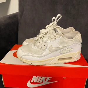 Nike air Max 90 vita  - Skorna är i använt skick vilket man ser på bilderna. De säljs och skickas i orginalkartong. Bud startar från 10 kr och köpte står för porto😊 