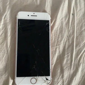 iPhone 7 - Säljer en sprucken iPhone 7 men fungerar hur bra som helst. Hör av er om ni är intresserad så kommer vi överens om pris.