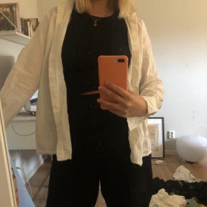 linneskjorta - Vit linneskjorta i S, från pieces. Köpt för ett år sen, använda en eller två gånger. Frakt ingår!💜