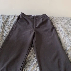 Byxor  - Svarta vida kostym byxor från madlady storlek xs sitter bra bara lite långa på mig som e 1,63 annars jätte fina och det går att spänna åt lite i midjan (se sista bilden) 💗
