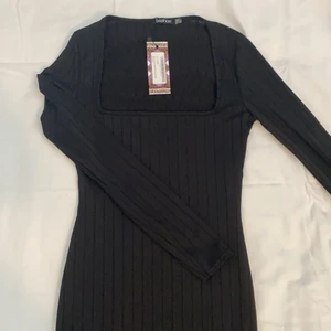 Svart klänning  - Svart klänning från Boohoo, endast provad (prislapp kvar). Tuff och elegant modell. Passar lika fint till fest och till vardag. Prisförslag 100kr eller bästa bud.