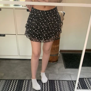 lågmidjad kjol - från asos, strl xs, knappt använd, köpare står för frakt☺️