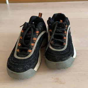 Fila skor - Ett par fila skor har precis tvättat dem        NI STÅR FÖR FRAKTEN 