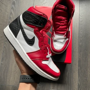 Air Jordan 1 High Satin Snake - Säljer dessa Air Jordan 1s, box och orörda extra snören medföljer! Finns lite mindre skrapmärken, annars är de väldigt bra skick. Har du frågor är det bara att höra av dig 🙏🏻 