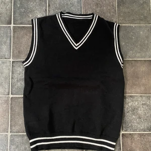 Stickad väst - Snygg väst! Bra skick. Passar S/M