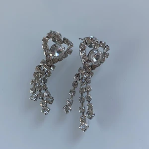 Örhängen - Snygga örhängen från glitter, kom aldrig till användning tyvärr, blir såklart desinficerade innan frakt💕 