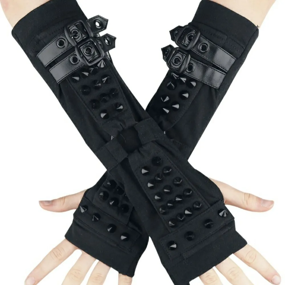 Svarta handskar med nitar, original pris 239 kr<3. Accessoarer.