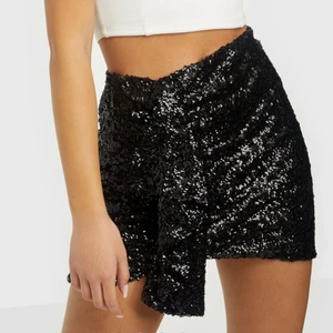 Paljett kjol!  - Aldrig använd paljett kjol! Sjukt fin på men fick ej användning av den :( storlek 44 men skulle säga att de funkar 42 också! 400kr i nypris