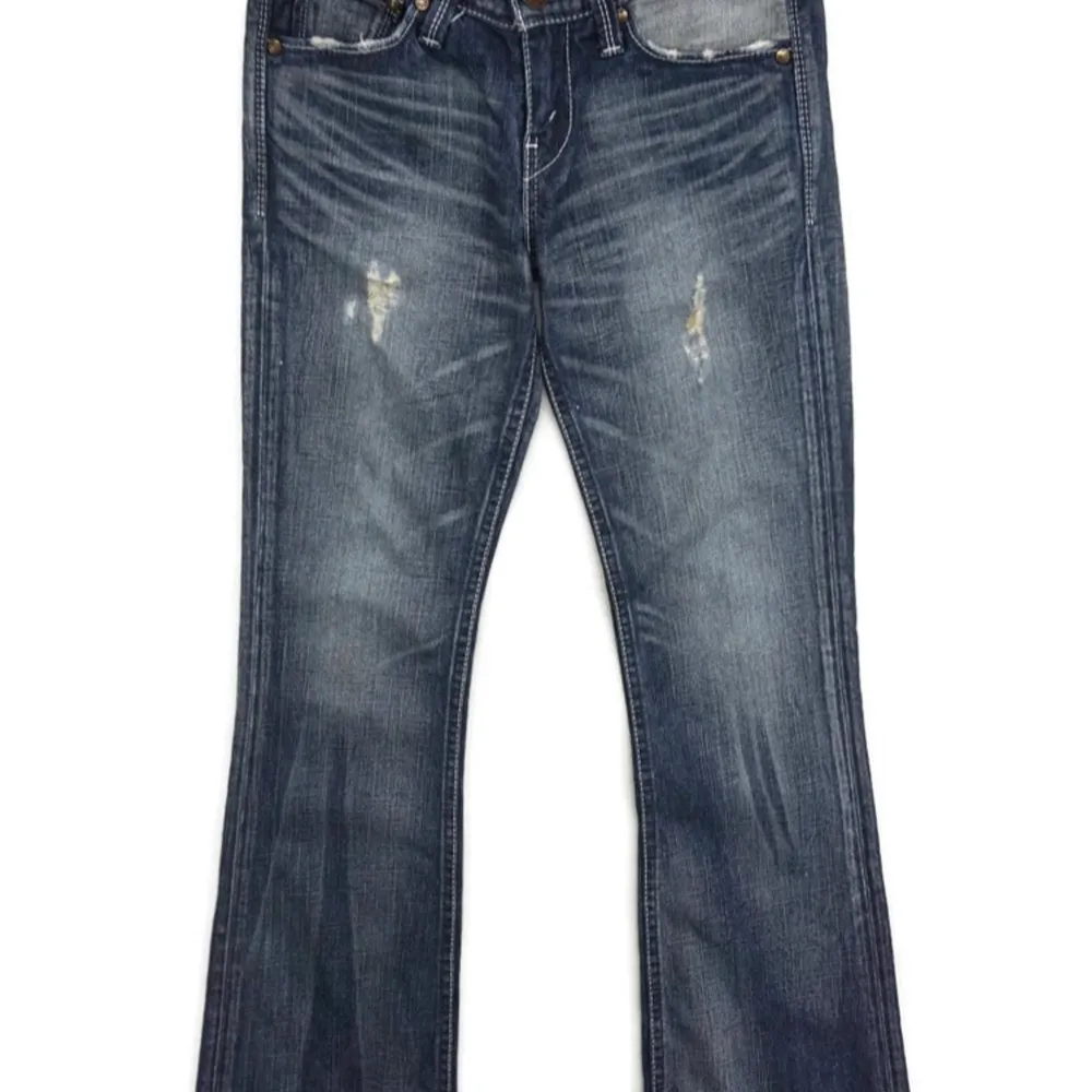Vintage Levis bootcut från Asien. . Jeans & Byxor.