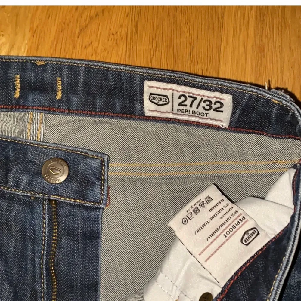 lågmidjade jeans från crocker i storlek 27/32. passar någon som är runt 160cm. Jeans & Byxor.