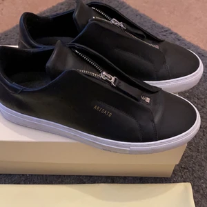 Axel Arigoto - Hej, säljer nu mina nästan helt nya Axel Arigato skor de är i väldigt bra skick, använda ett fåtal gånger. Säljer de för 1500kr skriv till mig vid intresse. 