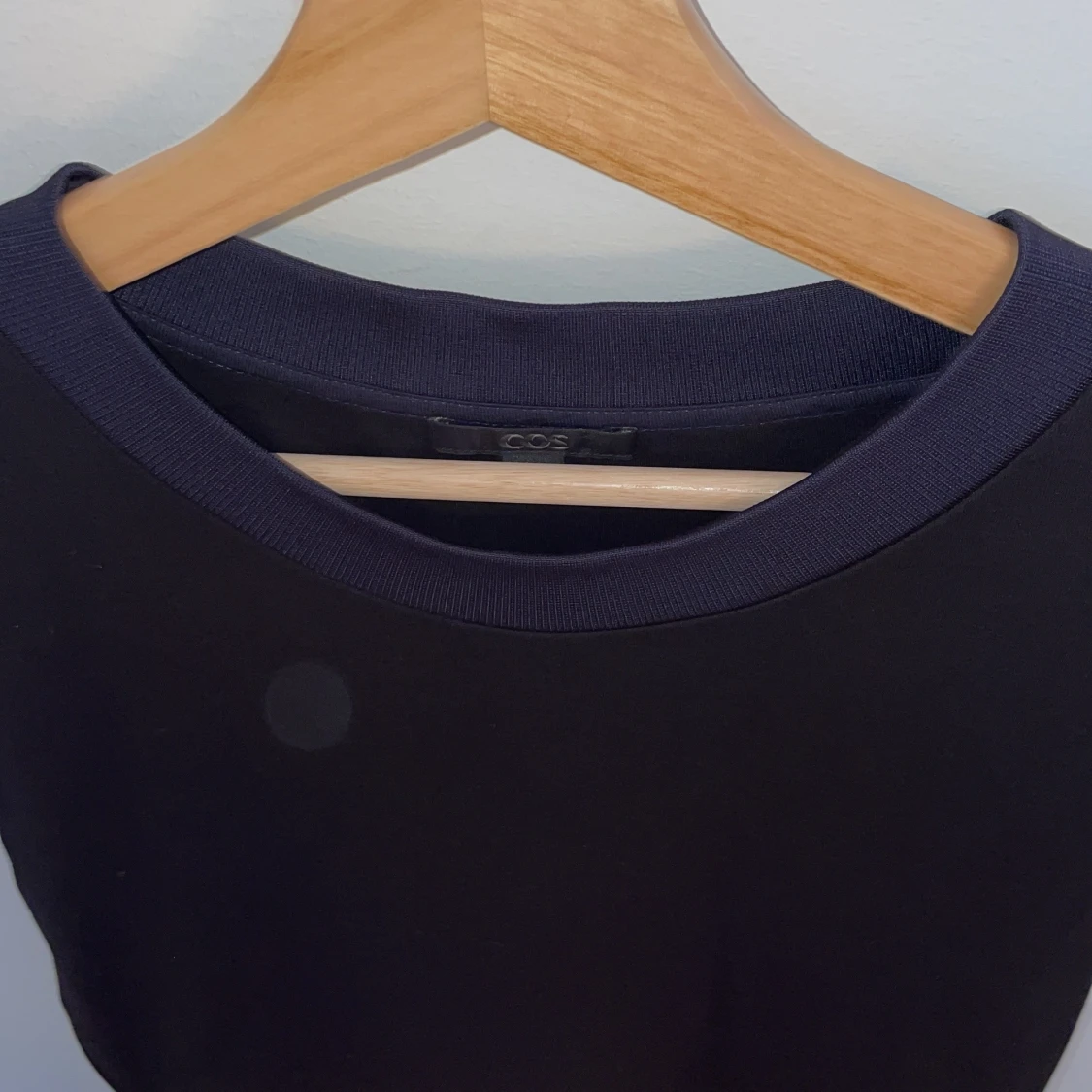 Fin oanvänd klännning från COS i stl S, bomull upptill och tyg och vidare nertill blå mudd i halsen och svart i övrigt  - 90