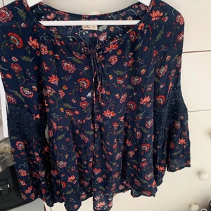 Blus  - Blus från Hollister med lite vidare armar med spets på. Den är aldrig använd utan endast testad och prislappen är kvar, väldigt bra skick. 