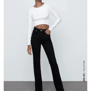 Zara jeans med slits - Snygga jeans med slits (finns i både svart och grått) i strl 36 från zara.  Nypris: 359 kr. Tyvärr var de för små för mig så hoppas nu att någon annan får användning av dem.💗 skriv för egna bilder! 
