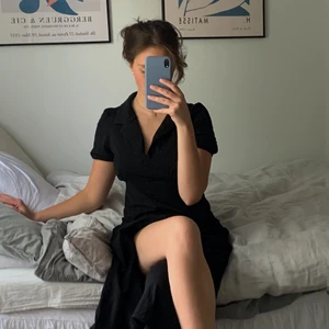 Klänning med slits - Klänning i t-shirt tyg med krage och slits. Supermjuk och bekväm! Säljer då jag inte tycker att jag passar i klänning så som jag hade önskat. Helt ny och endast provad men då returtiden gått ut kan jag inte skicka tillbaka den så säljer här istället.