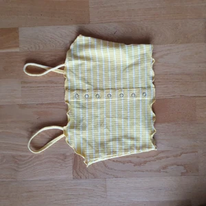 Primark linne - Ett gult vitt randigt primark linne kostar 30 kr +14 kr frakt. Stl 32.