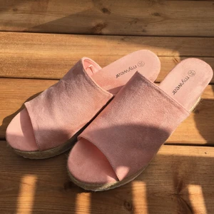 Sköna snygga tofflor för sommaren - Sköna snygga tofflor för sommaren köpta för några år sen för 200:-