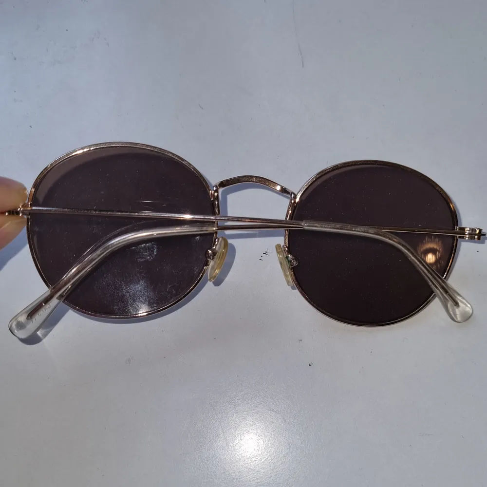 Runda, trendiga solglasögon, perfekta till sommaren köparen står för frakt🤸🏽‍♀️. Accessoarer.