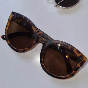 Solglasögon - Stora, fashionabla solglasögon med bruntonat glas i sköldpaddsmönster. Sparsamt använda och i gott skick🪐 Köparen står för frakten