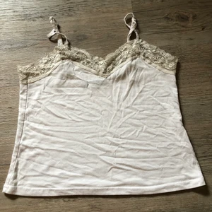 Spets linne  - Säljer mitt fina spets linne som är perfekt till sommaren! Säljer tyvärr pga att de är för litet:(❤️