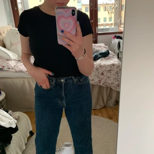 weekday jeans  - 🤎🤎SÄLJER MINA TRENDIGA JEANS FRÅN WEEKDAY I MODELLEN ROWE🤎🤎Det är i storleken 29/30 och passar i längd på mig som är 172, skulle säga att det är som en 38-40. säljer pga har för många jeans!! 300 kronor + frakt ⚡️⚡️⚡️