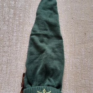 Zelda Mössa, Link - Links mössa, från Zelda ^^ Snygg men tyvärr inte på mig. Bra till cosplay, den är väldigt mjuk och töjbar så passar alla, tjej som kille. Perfekt present 🌈 Den är oanvänd, endast provad.
