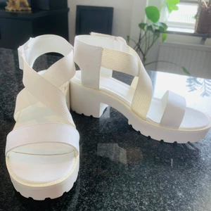 Vita klackar  - Säljer dessa vita somriga klackar. Perfekt för student eller midsommar! 🌼 aldrig använda! Storlek 39, men passar perfekt trots att jag normalt sätt använder strl 40.  7cm klack. Publicerad på Tise också, först till kvarn. Frakt tillkommer 🤍