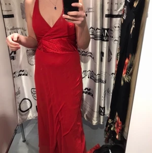 Balklänning - Superfin lång balklänning med knyte och öppen rygg, köpt på humana i april men aldrig använt den själv 