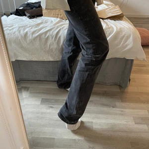 Straight full length gråa jeans  - Säljer dessa hög midjade jeans från asos som är super långa och är i modellen straight. Jeansen lägger sig perfekt över skon för mig som är 178cm lång! Jeansen är i strl W25/L38 och passar super på mig som vanligtvis har strl 34-36🥰🥰