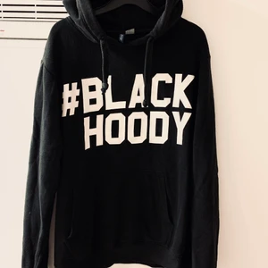 Black hoody - Black hoodie,  Str: XL, Modell: Herr, Skick: Fint skick, Pris: 40kr.  Kolla gärna in mina andra inlägg, Vid intresse av fler varor så fixar jag ett bra paketpris!