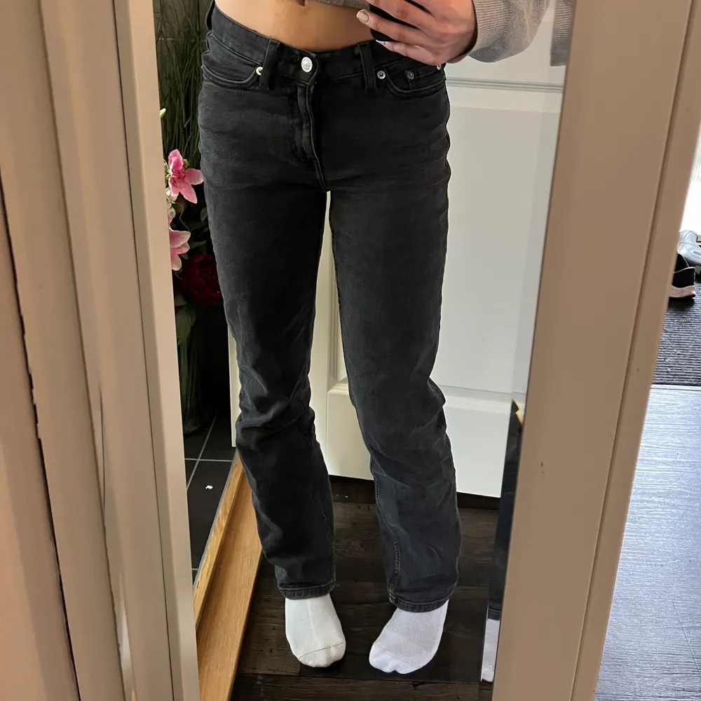 Säljer dessa verkligen skitsnygga jeans ifrån weekday, dem är midraised och sitter jätte bra. Storleken är 24/32 alltså dem längsta i modellen! Dem är använda några fåtal! . Jeans & Byxor.