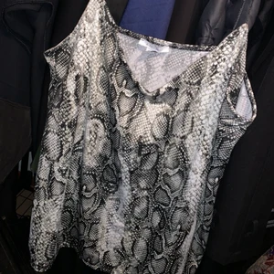 Linne med ormmönster - Linne i super bra skick. Köpt förra året för 129kr. Använt ett fåtal gånger. Säljer pågrund av att den inte används.