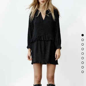 Klänning - Så fin klänning aldrig använt lapparna kvar💕 Storlek XS men skulle säga att den passar S och M också💕 Nypris 399