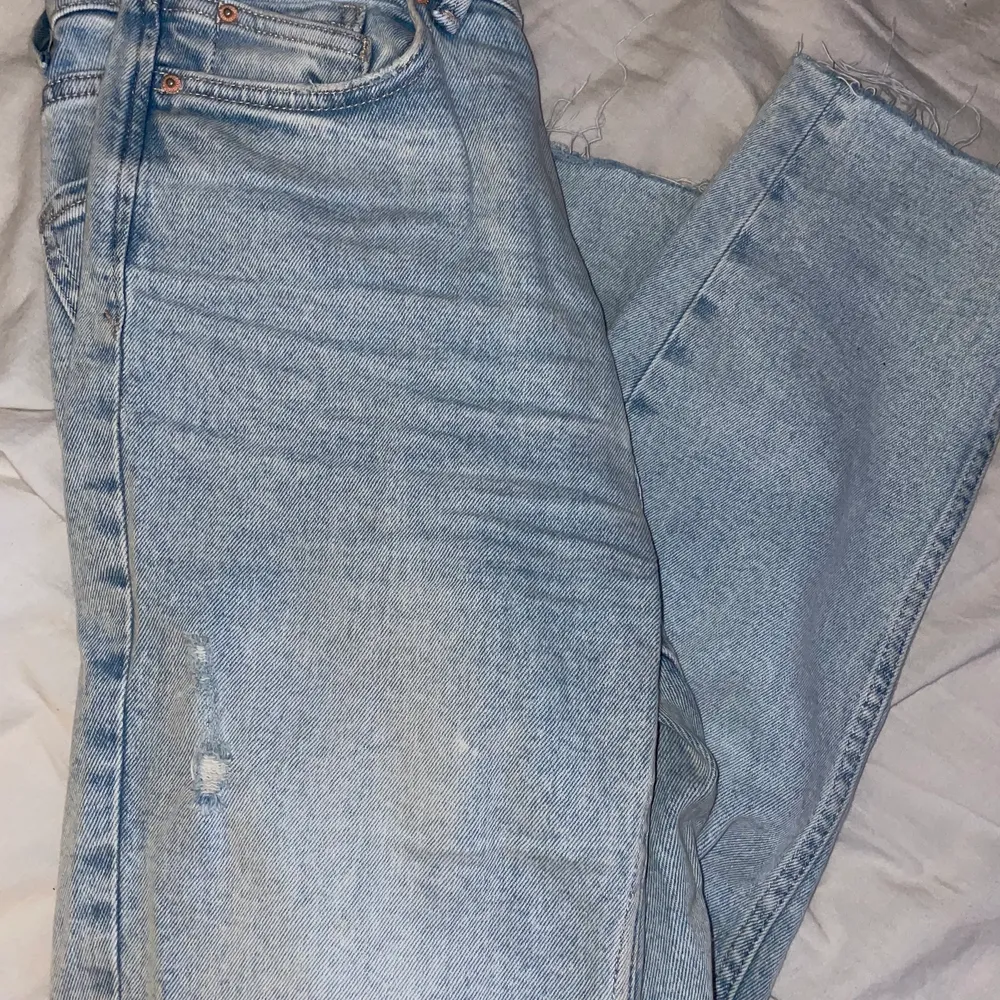 Såå fina jeans, formar kroppen fint även fast det är mom jeans! Helt oanvända och i en jättefin ljusblå färg. Strl 36 men skulle passa en 34 eller liten 38 med 😍. Jeans & Byxor.