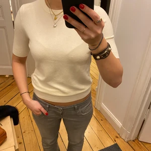 Kortärmad stickad T-shirt - Så snygg och fin stickad t-shirt från Zara som inte säljs längre!! Passar till allt!💕💕