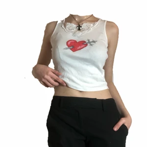 Linne med tryck  - Vitt linne med tryck och spetsdetalj❤️‍🩹 tryck av textilfärg, tyget känns som bomull. Frakt tillkommer på 30 kr, dma vid frågor💕