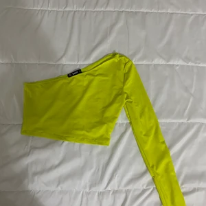Neon one shoulder topp - Storlek s från shein. Aldrig använd