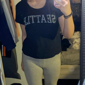 Marinblå t-shirt med texten Seattle  - Knappt använd tröja som bara legat i garderoben 