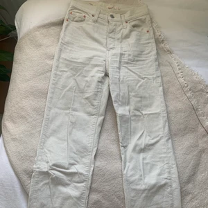 Manchesterbyxor levis - Knappt använda. Tror inte den här färgen säljs längre för hittar inte den på nån hemsida. Modellen är ribcage straight och är perfekt längd på mig som är 160